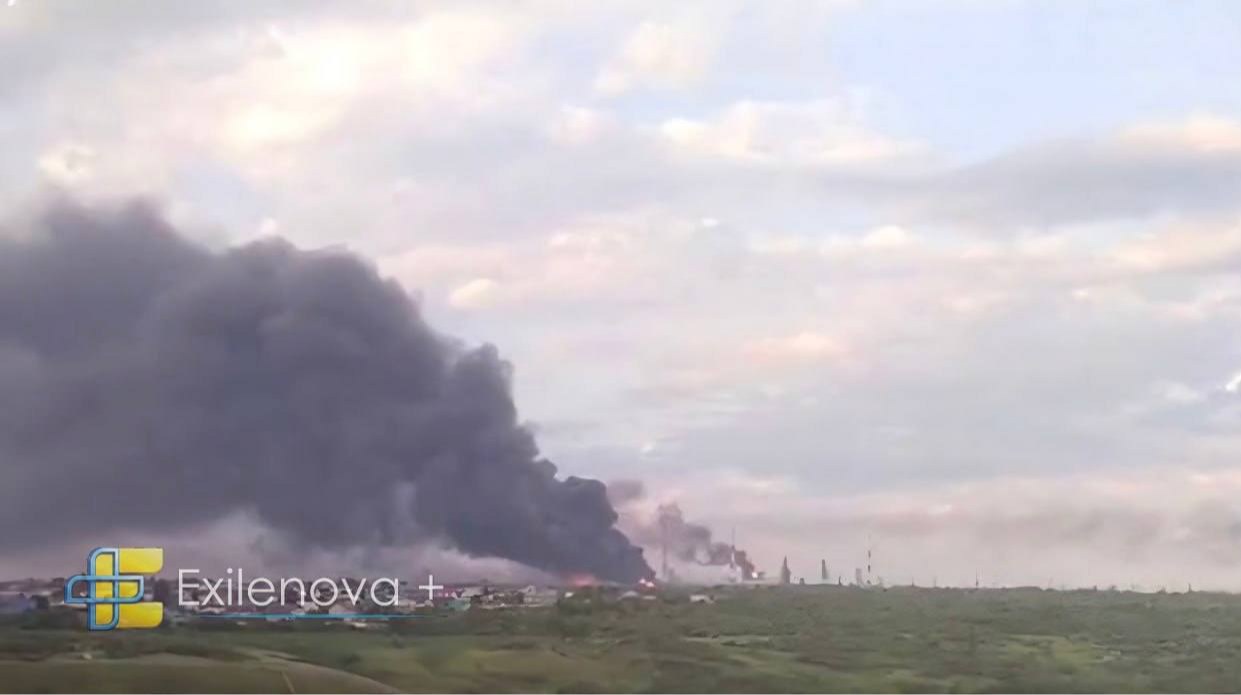 Масштабна пожежа та густий стовп чорного диму над промисловою зоною Сизранського нафтопереробного заводу в Самарській області