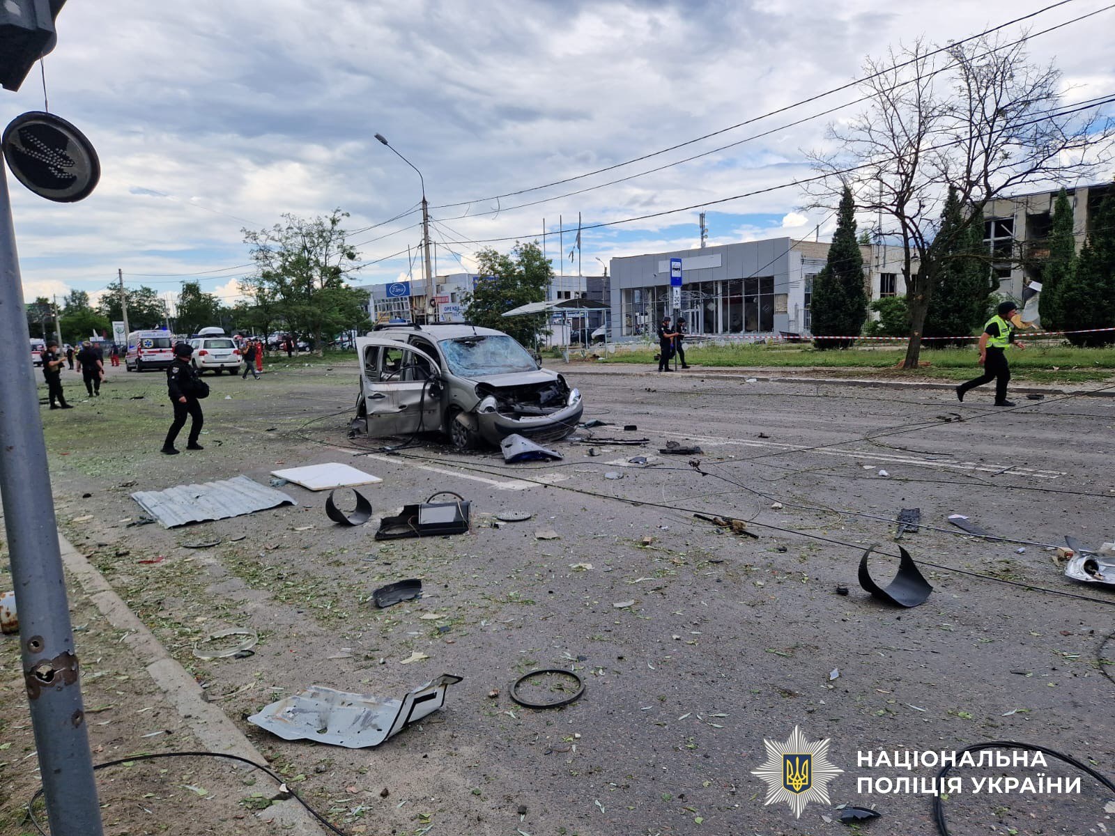 Наслідки удару КАБами по цивільній інфраструктурі в Зарічному районі Сум: пошкоджені багатоповерхівки та транспорт