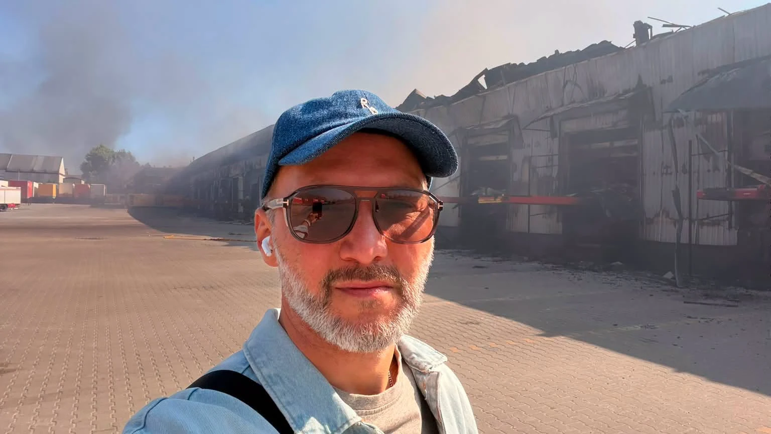 Зруйнований склад із книгами після влучання російського безпілотника