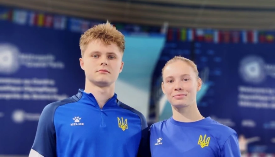 Український стрибун у воду Кірілл Болюх виконує стрибок з 3-метрового трампліна на чемпіонаті Європи-2026 з водних видів