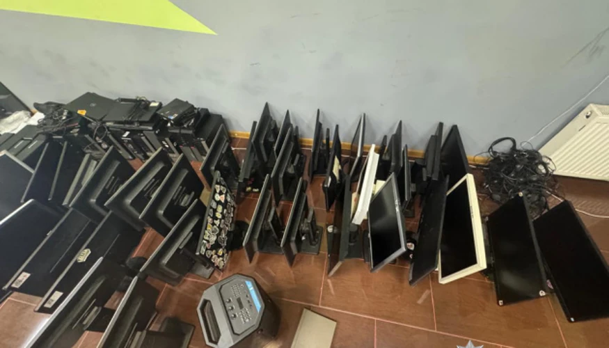 Вилучені під час обшуку комп'ютерна техніка, телефони, SIM-картки, готівка та елітні автомобілі одного з ліквідованих
