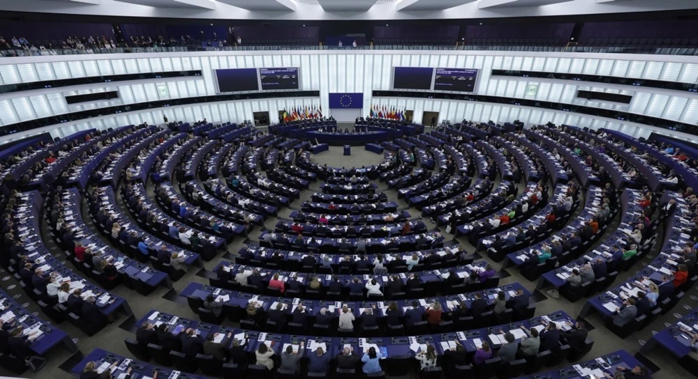 Будівля Європарламенту, прапор ЄС, заморожені російські суверенні активи (інфографіка).