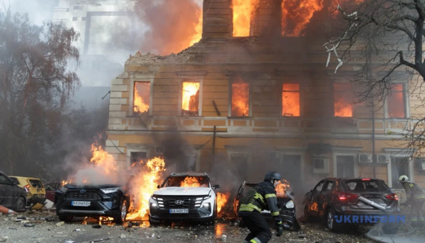 Пожежа на даху та верхньому поверсі будівлі Національної академії наук України у Києві, великий чорний дим