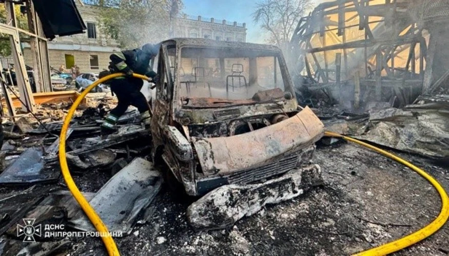 Пошкоджені торговельні павільйони, магазини та автомобілі у середмісті Павлограда після удару БПЛА