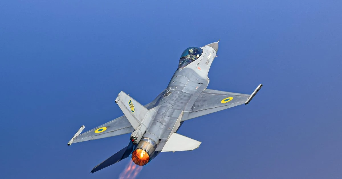 Український винищувач F-16 у повітрі