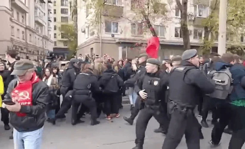 Поліція затримує учасників мітингу КПРФ у Москві 4 жовтня 2026 року