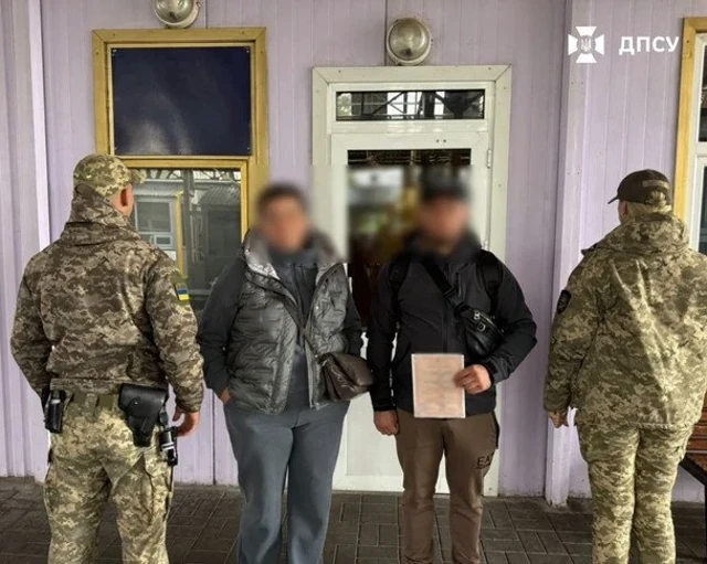 Прикордонники перевіряють документи подружжя в пункті пропуску «Могилів-Подільський» на Вінниччині